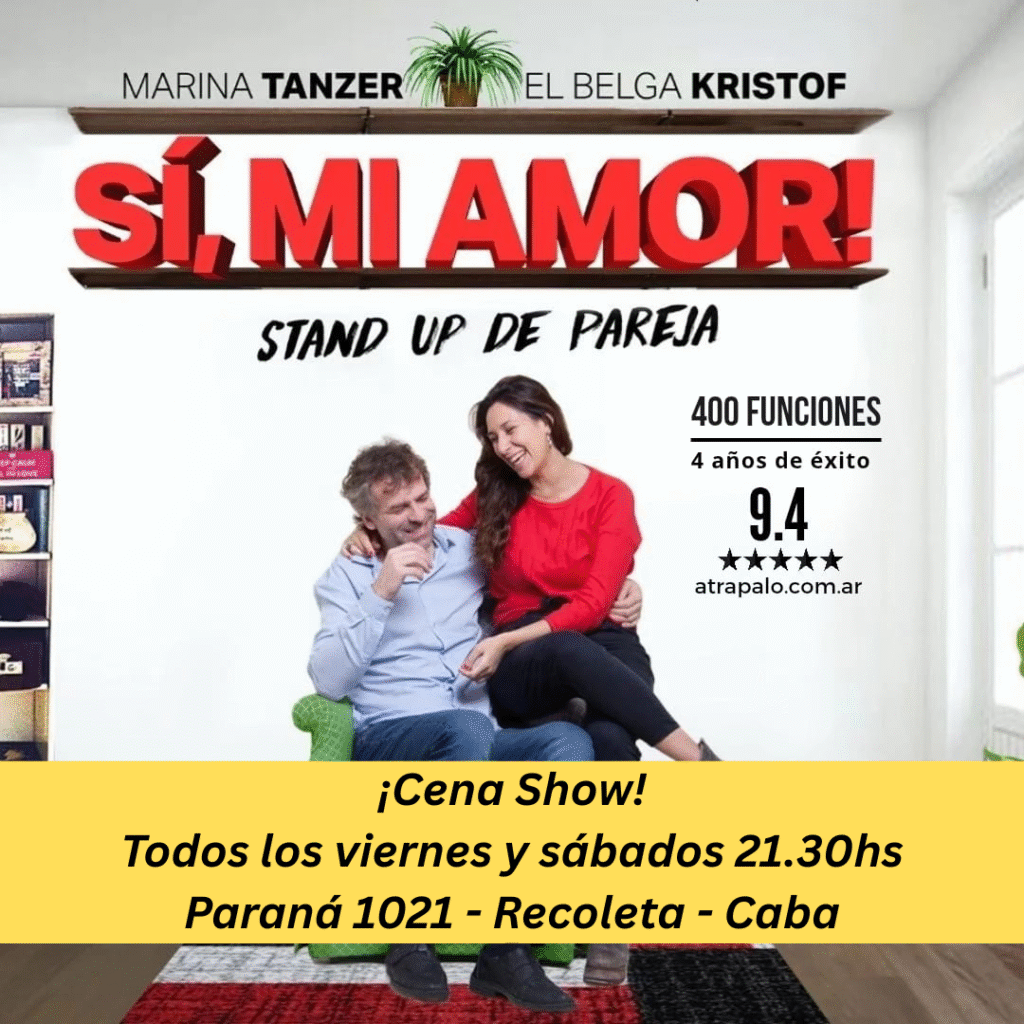 parejas que se rien juntas en el teatro