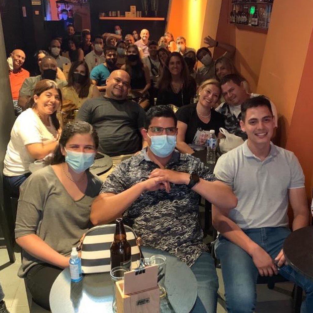 mejor plan con cena y comedia para miercoles